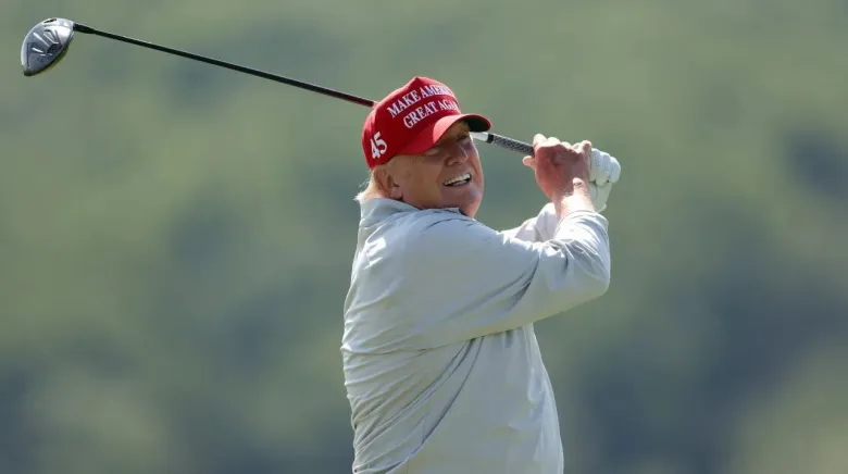 Donald Trump Menghadapi Krisis Penembakan di Lapangan Golf.teachermentors (1)